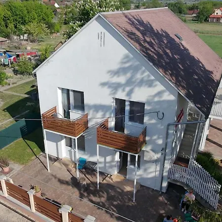 Melania Vendeghaz Balatonfőkajár